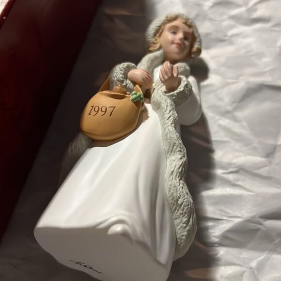 1997 Kolyada Christmas Visitors • Hallmark Keepsake Ornament Collector's Series - Picture 5 of 6
